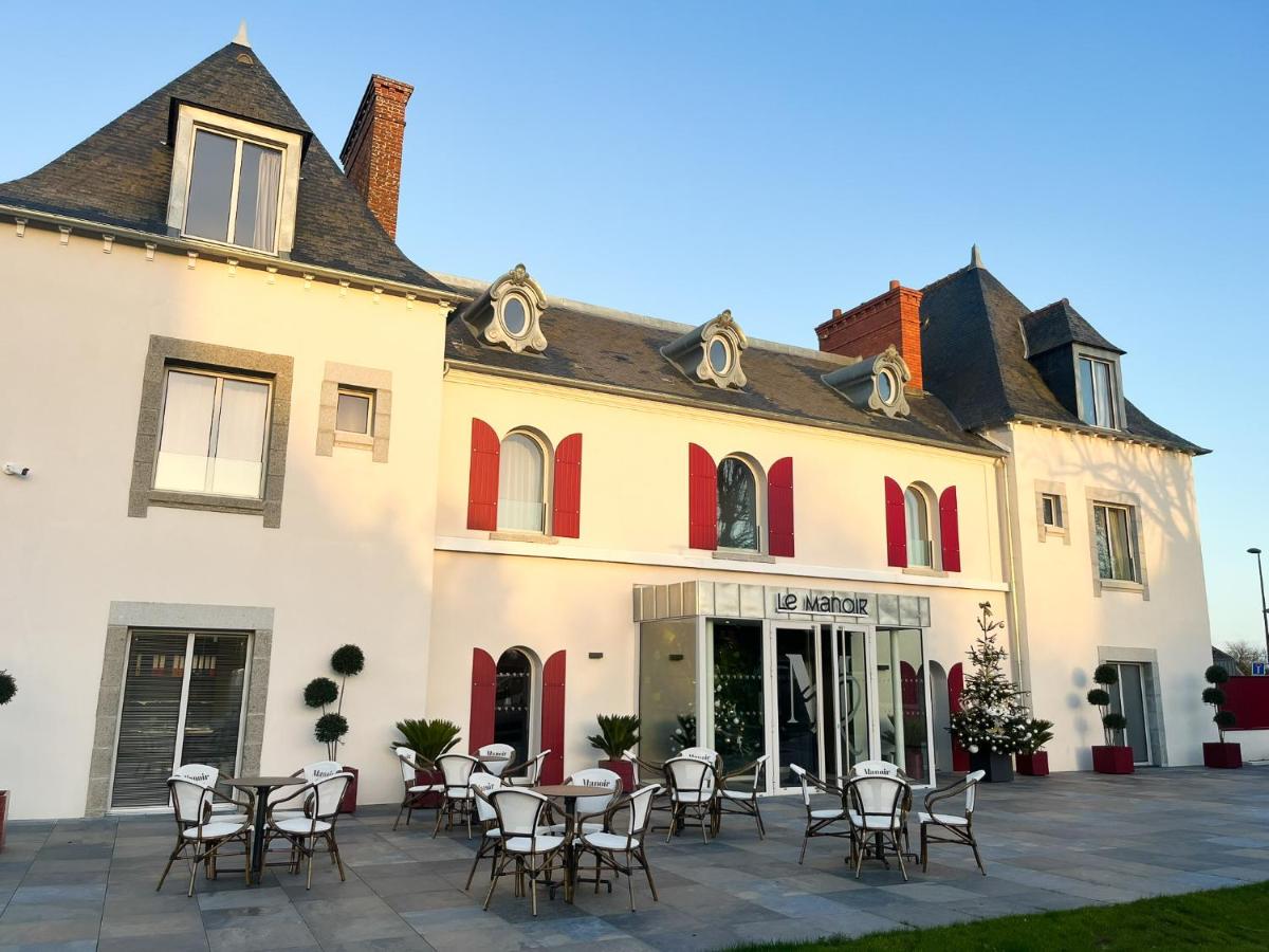un bâtiment avec des tables et des chaises devant dans l'établissement Hôtel Le Manoir du Roselier, à Plérin