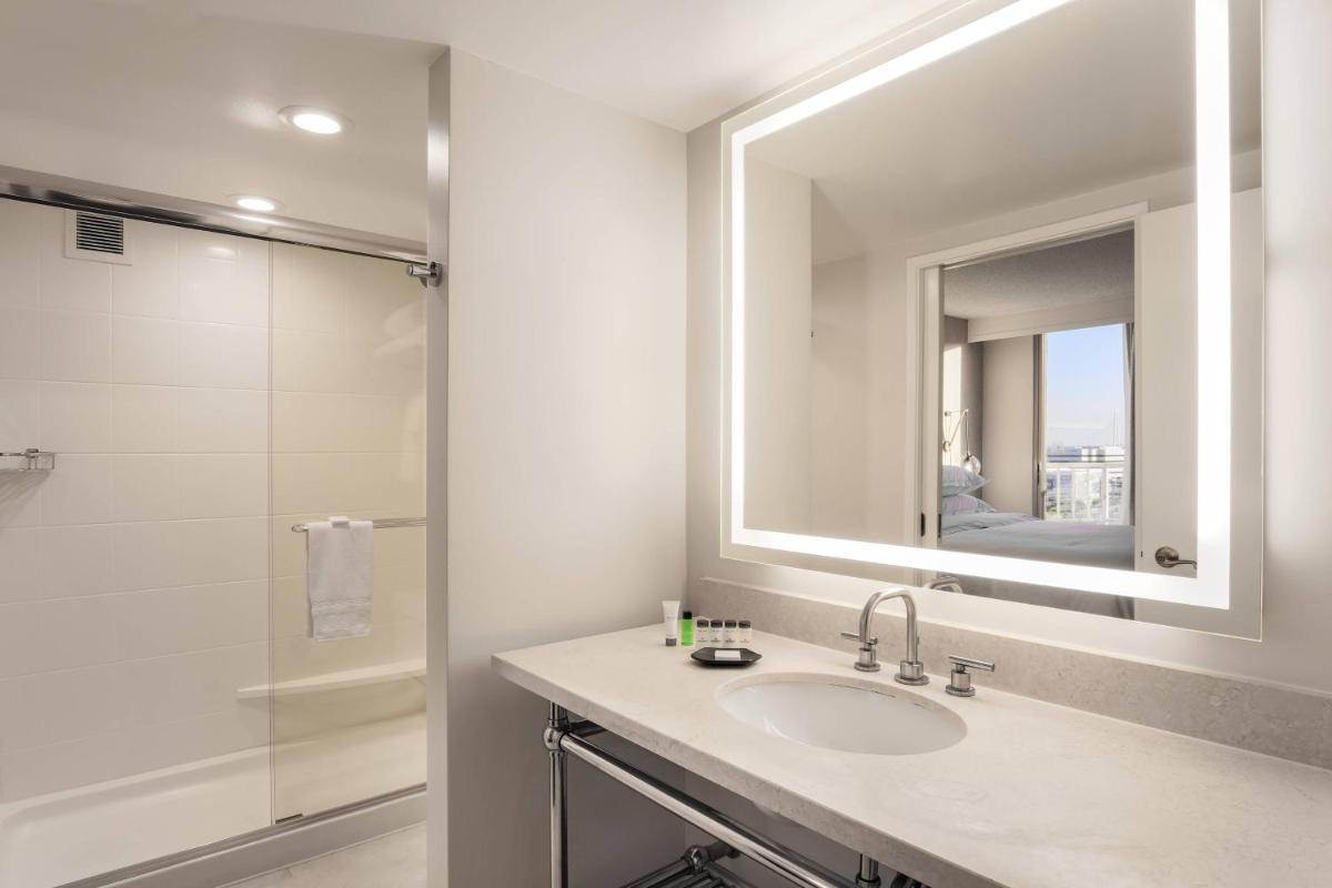 Sheraton Suites Market Center Dallas - Housity