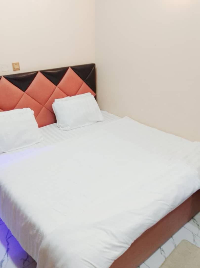 Emerald Hotel - Housity