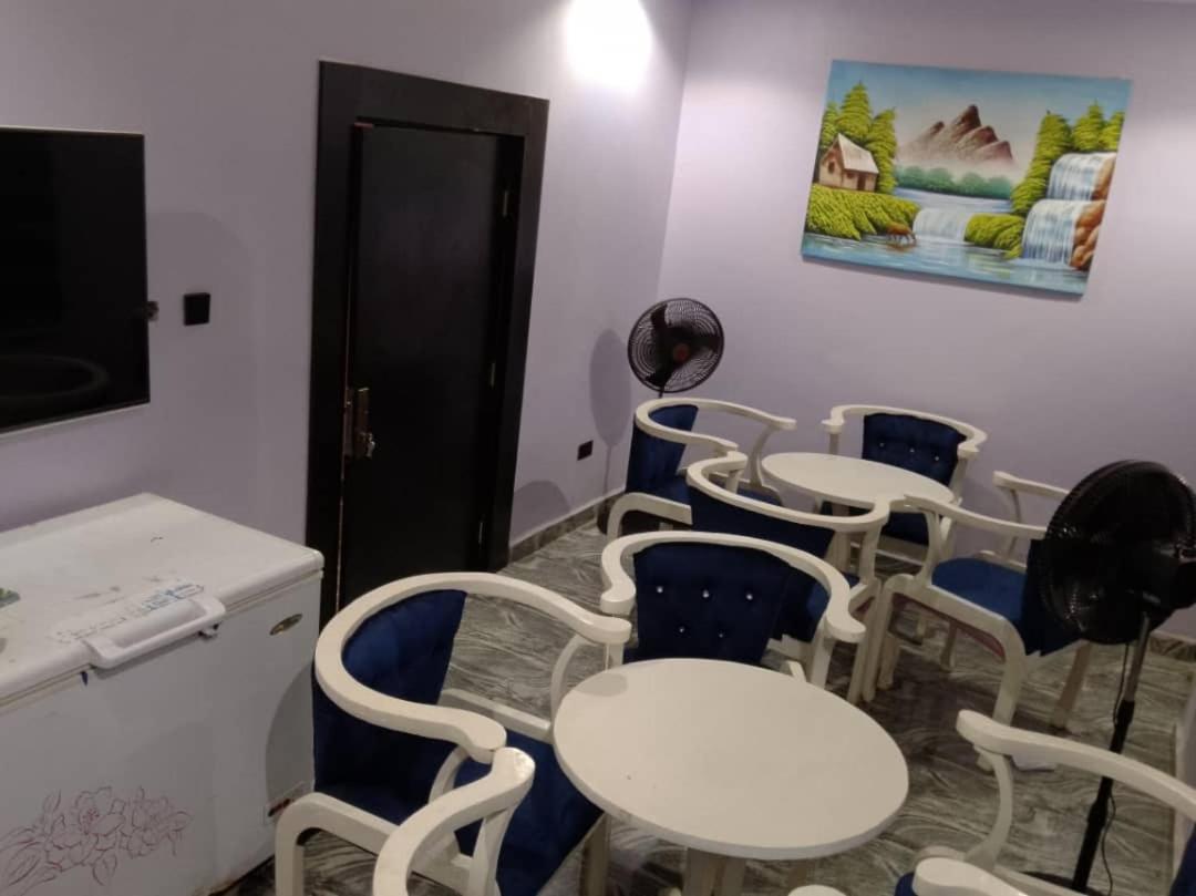 Emerald Hotel - Housity