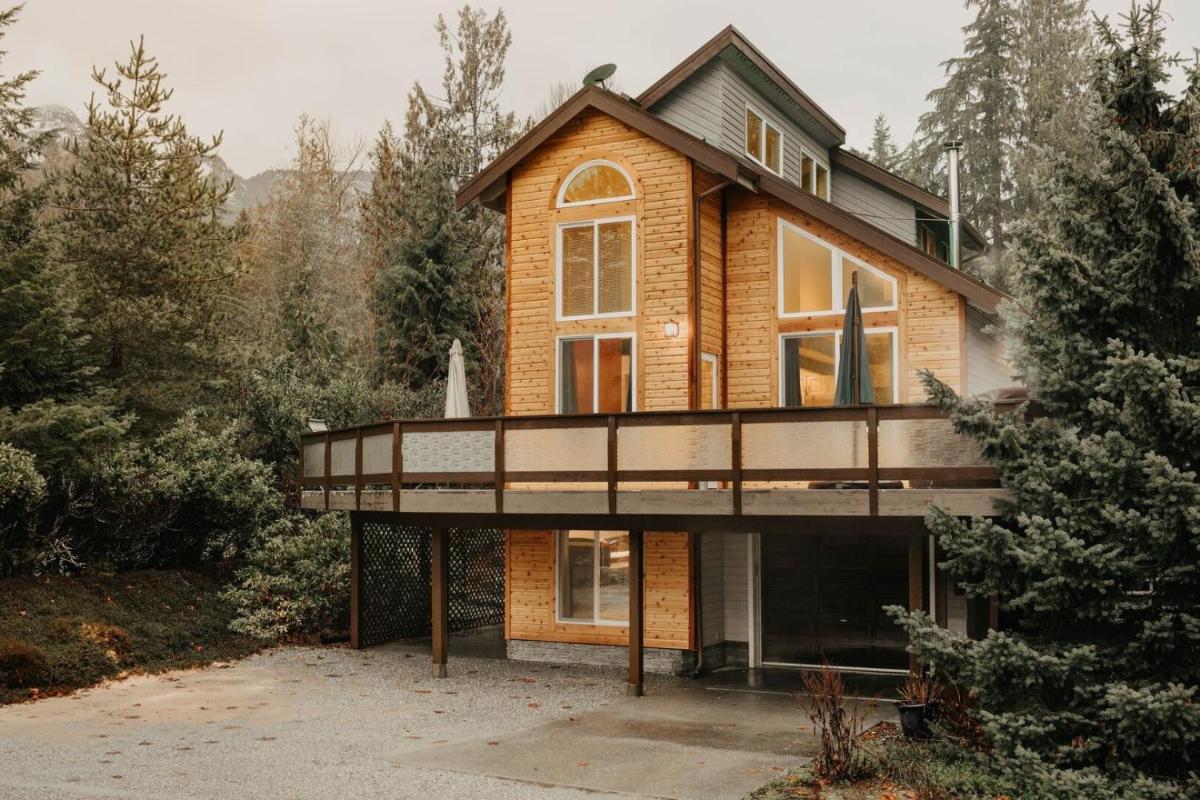 80MBR - Hot Tub - WiFi - BBQ - Wood Stove - Sleeps 9! home - Housity