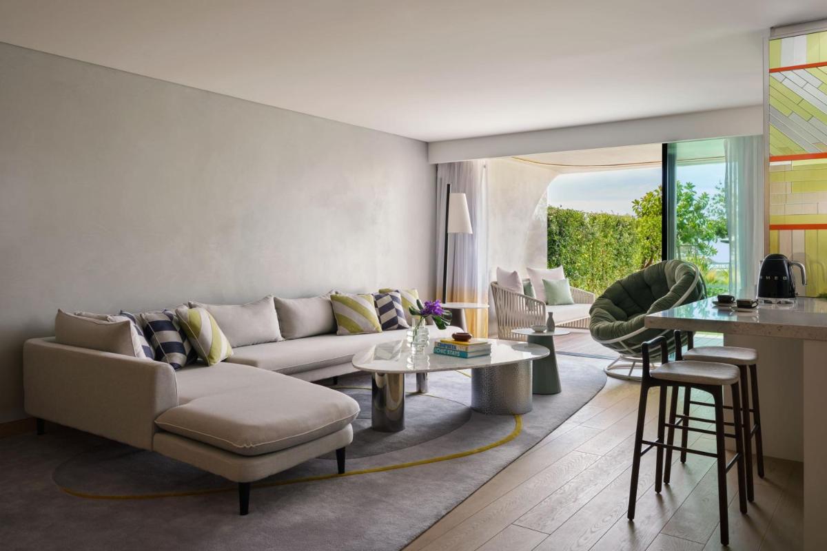 Uma área de estar em W Residences Algarve
