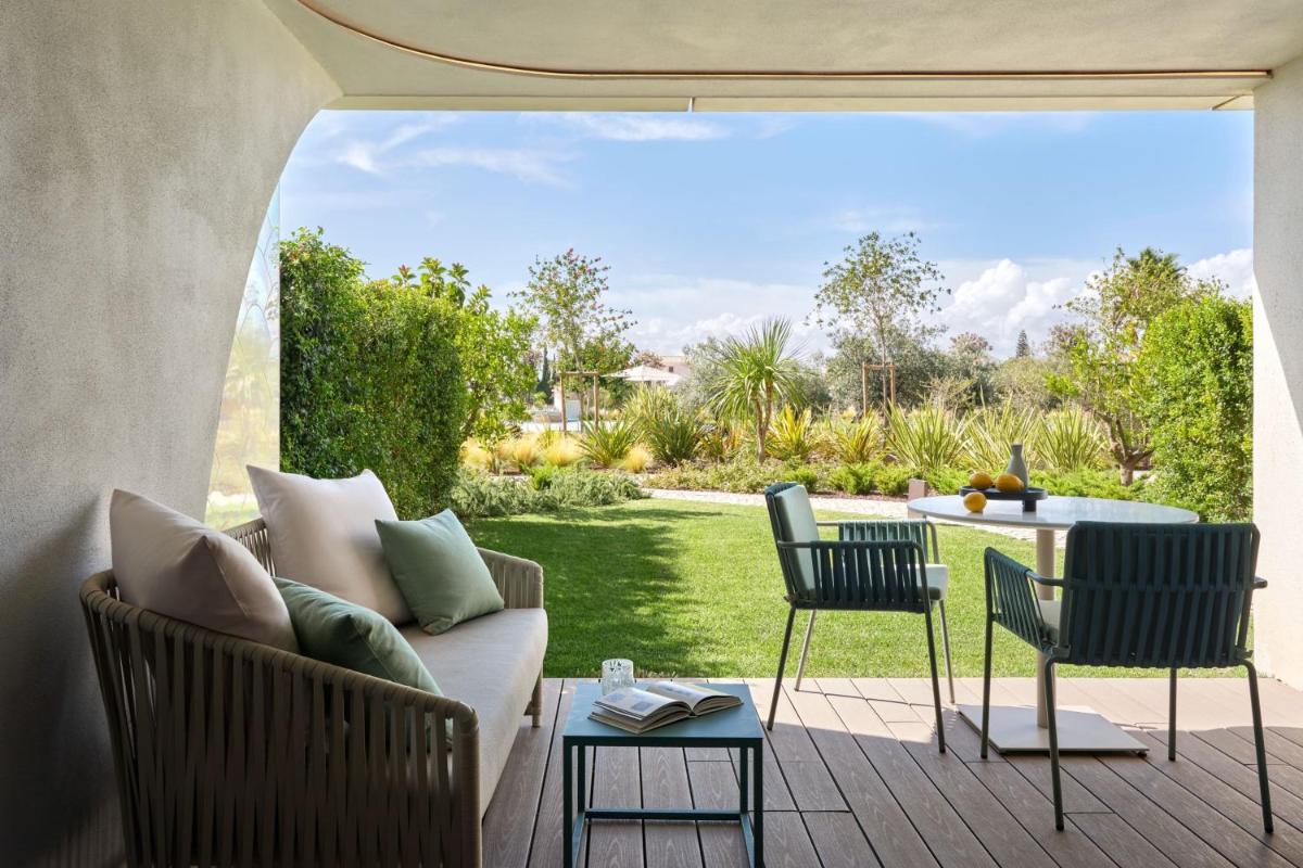 Uma área de estar em W Residences Algarve