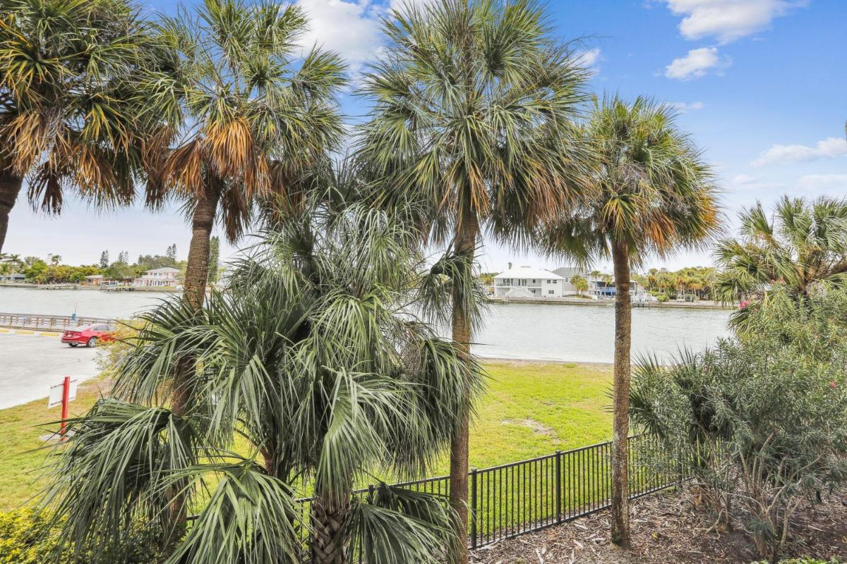 Land's End 1-208 Bay Front - Premier - Housity