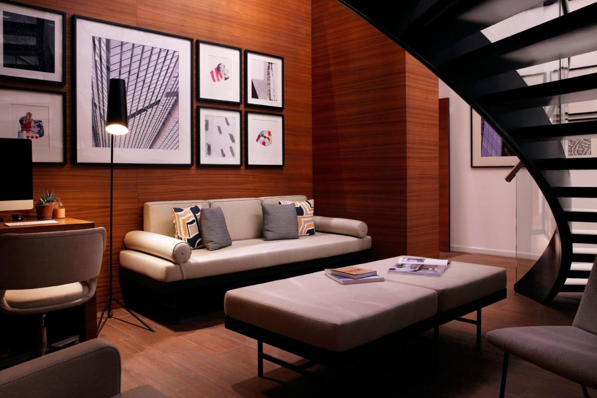 Coin salon dans l'établissement Renaissance Paris Republique Hotel & Spa