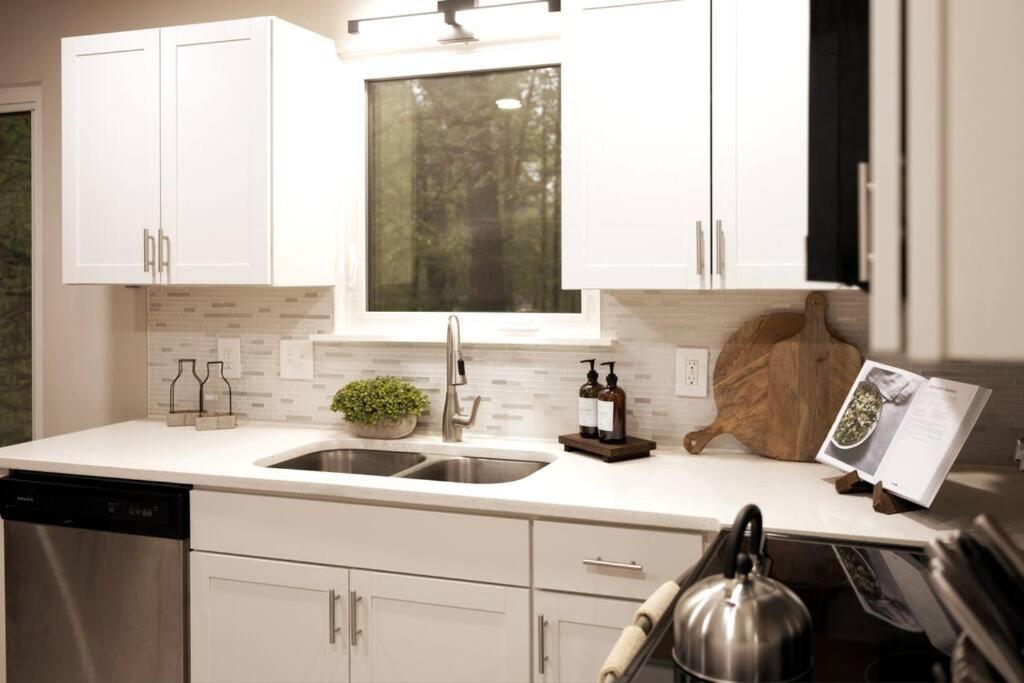 Spacious Oasis in Quiet Suburb - Housity