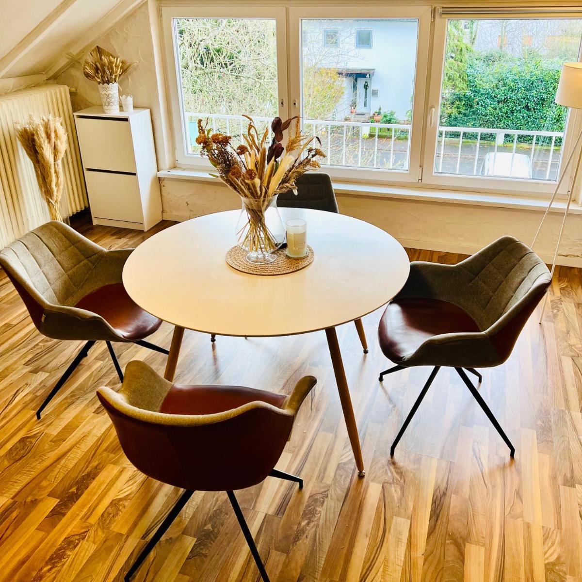 Große Dachgeschosswohnung mit Küche und Badezimmer an der Uniklinik Homburg - Housity