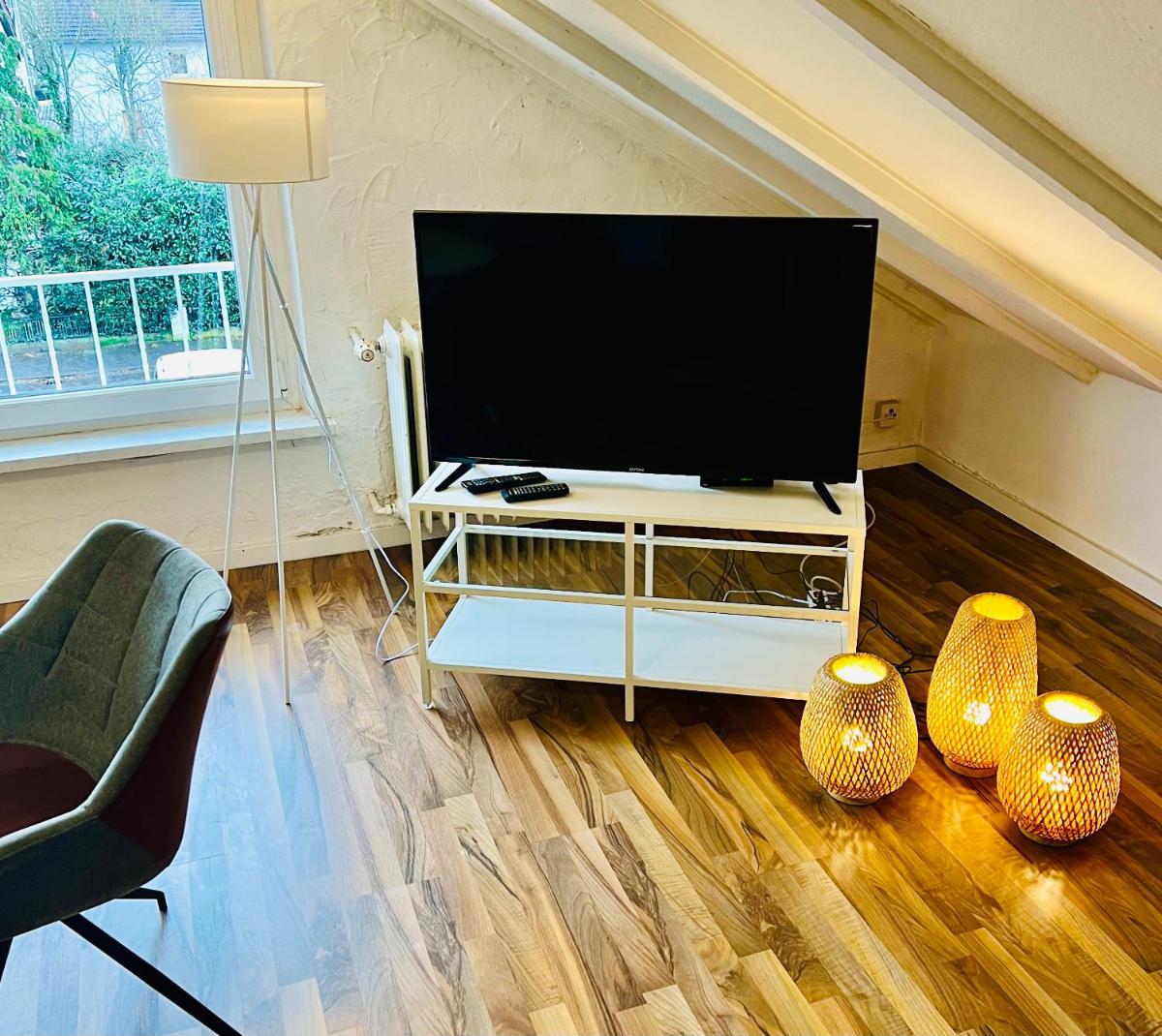Große Dachgeschosswohnung mit Küche und Badezimmer an der Uniklinik Homburg - Housity
