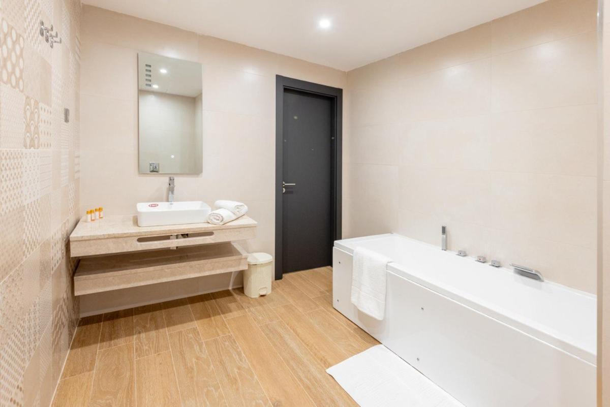 coast hotel - Housity