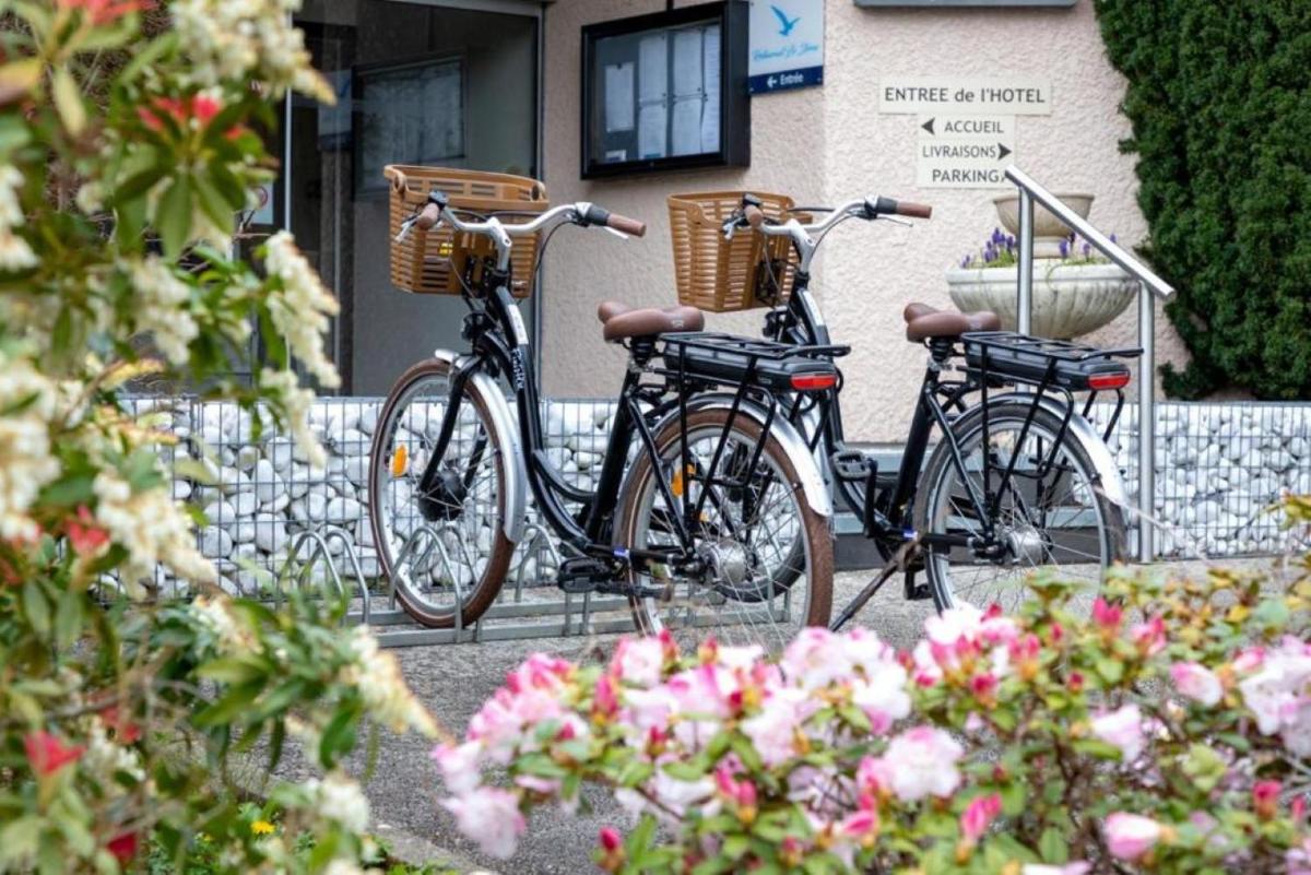 Vélo sur le terrain de l'établissement Best Western Auray le Loch ou dans les environs