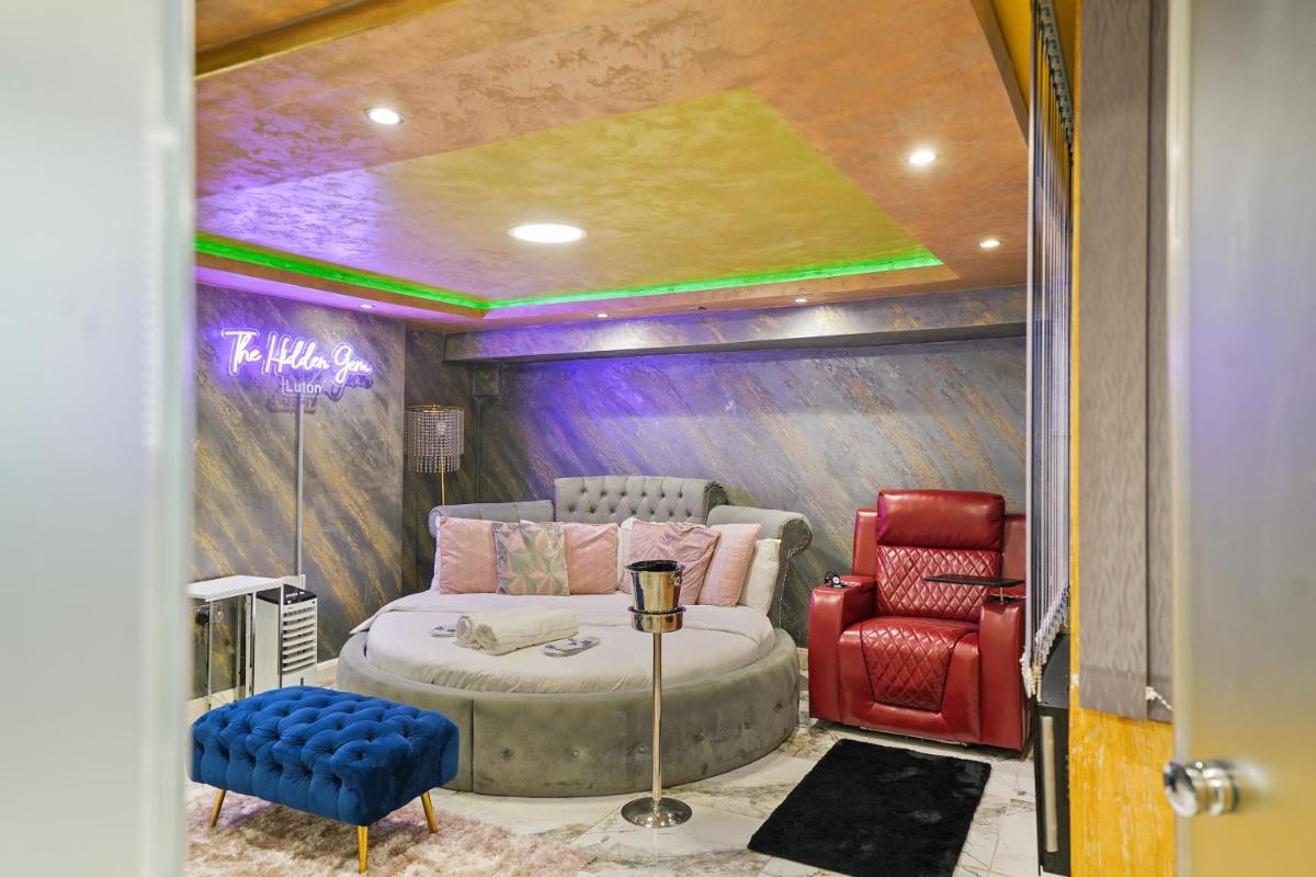 Hidden Gem Lt Properties Jaccuzi bath massage chair Superkingsize bed Parking available - Housity