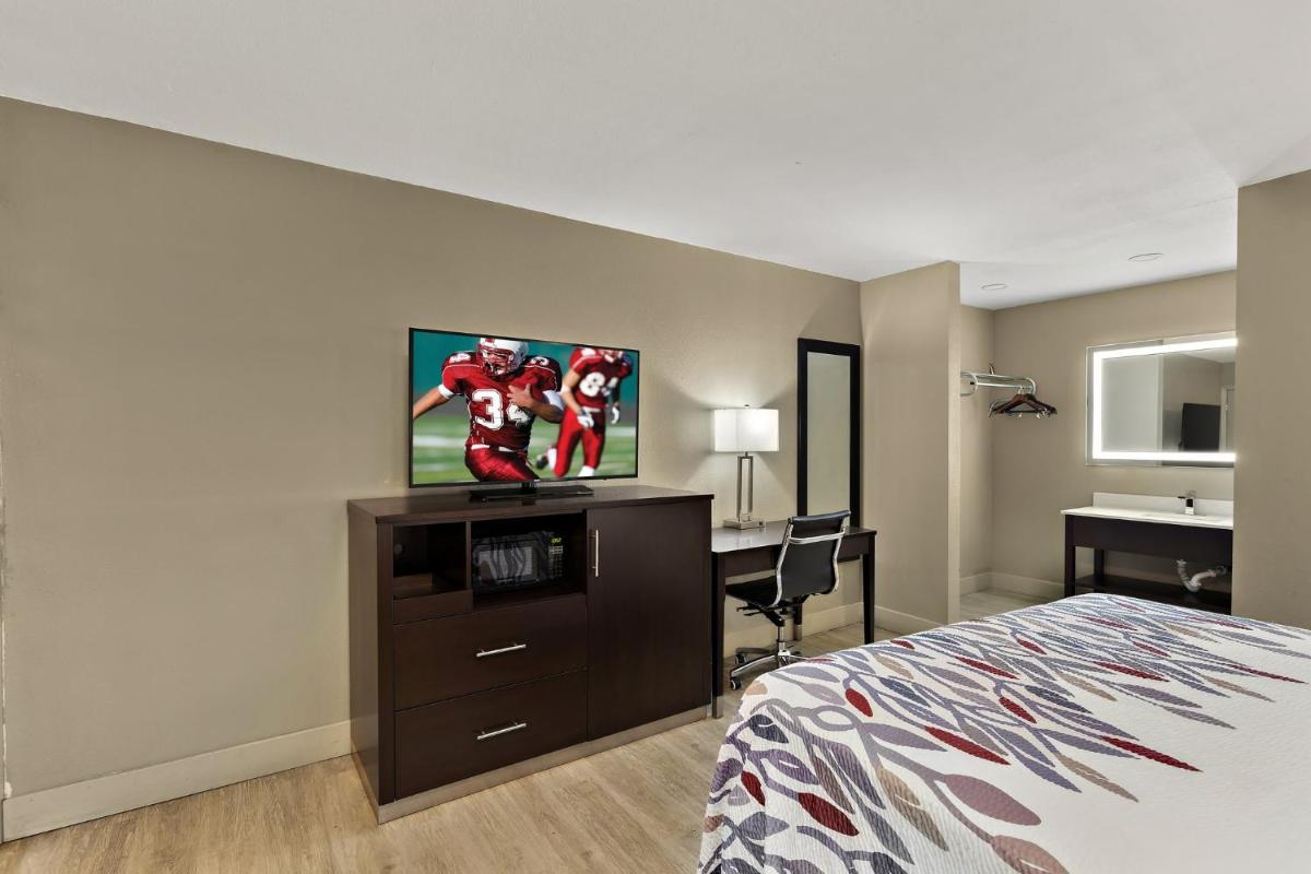 Red Roof Inn Redding - Housity