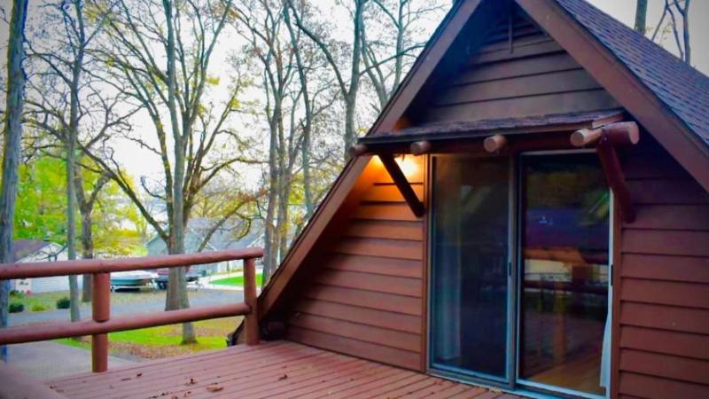 The Overlook at Lake Koshkonong - Lake Home Log Cabin - Housity