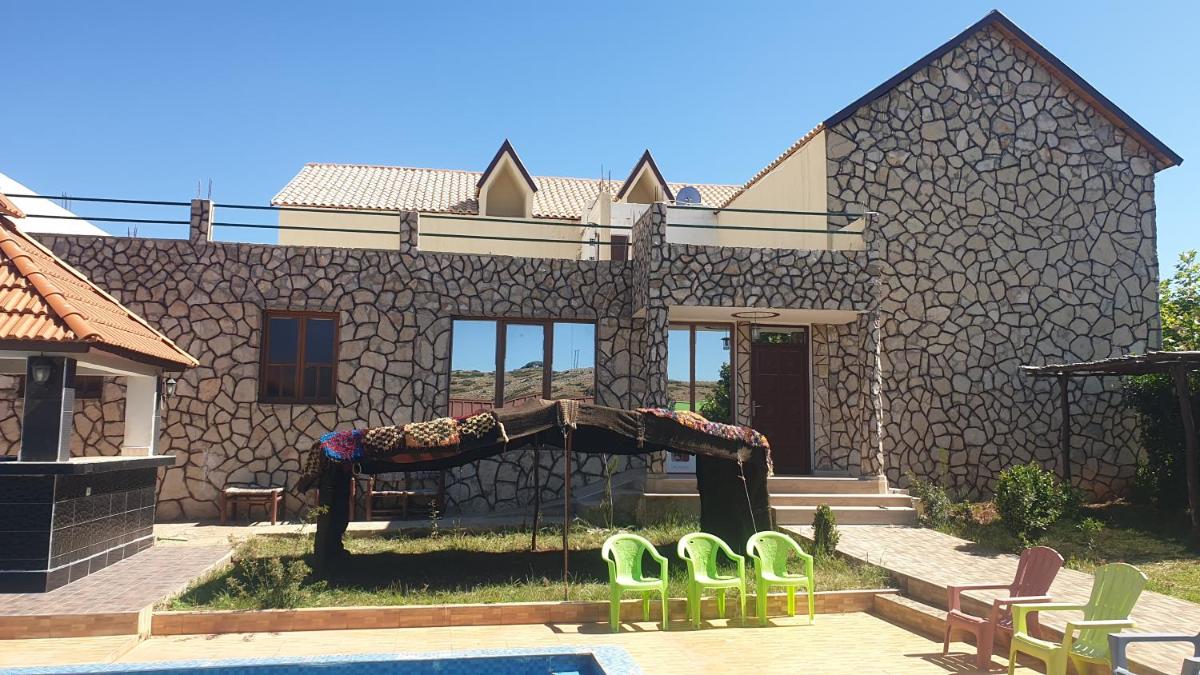 Auberge Mandar itto A station de service ZIZ - Housity
