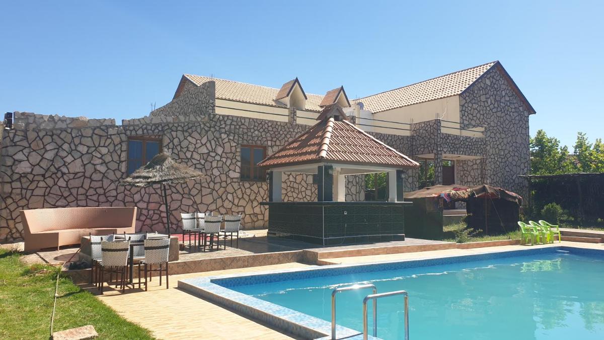 Auberge Mandar itto A station de service ZIZ - Housity