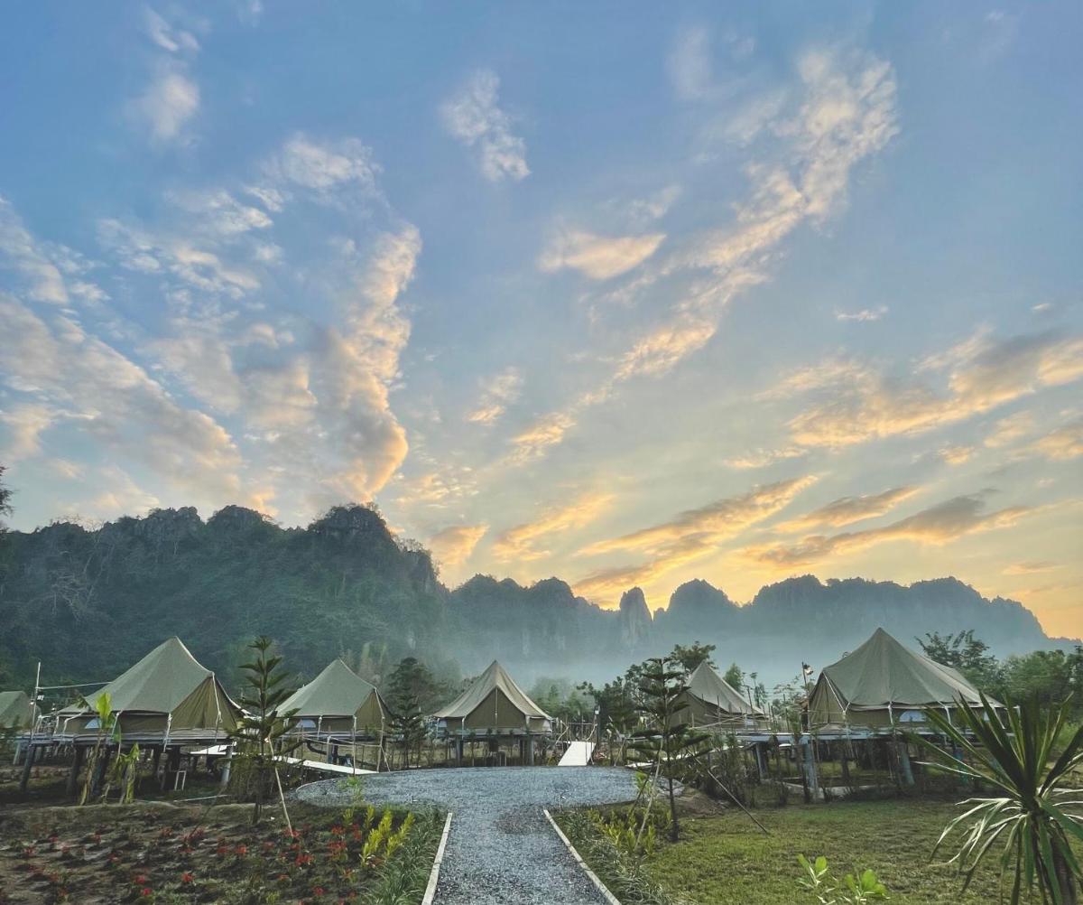 A Moment of Love...by Red Z @บ้านมุง เนินมะปราง - Housity