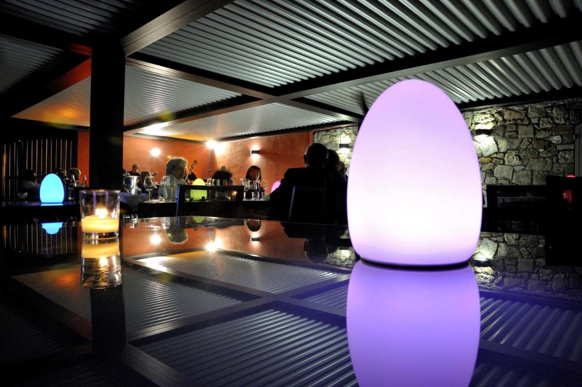 une lampe allumée sur une table dans un restaurant dans l'établissement Hostellerie Les Gorges De Pennafort, à Callas 34 autres photos