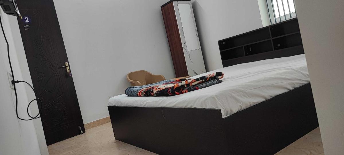 OYO 82070 RV Ruthra Lodge - Housity