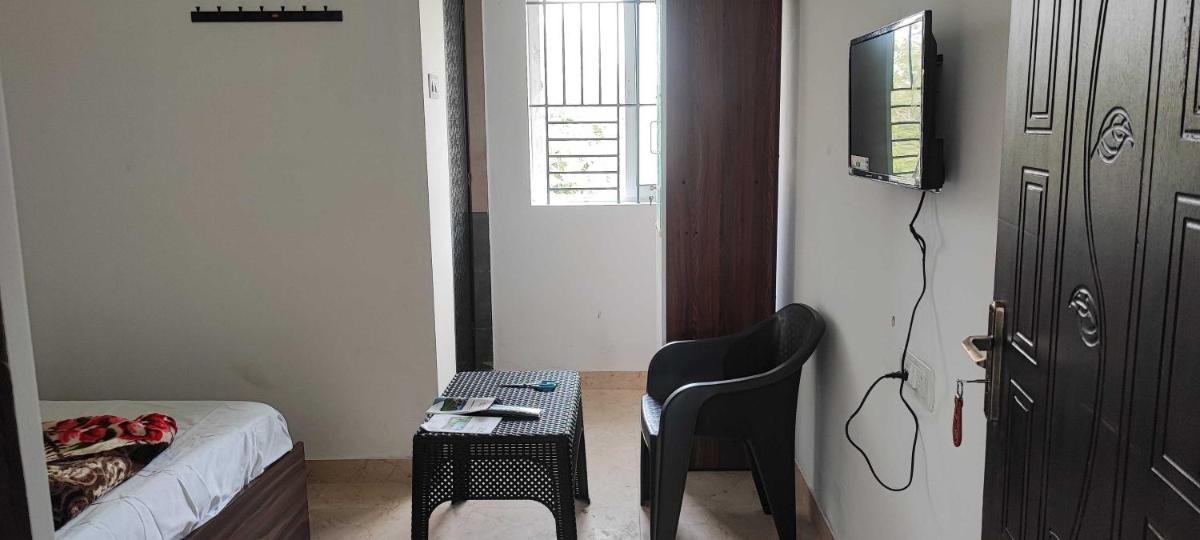 OYO 82070 RV Ruthra Lodge - Housity