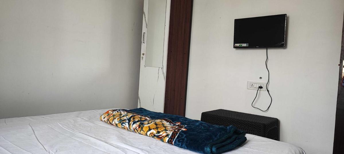 OYO 82070 RV Ruthra Lodge - Housity