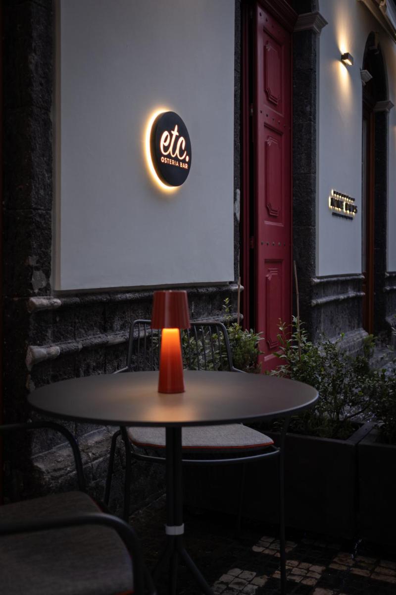 Um certificado, prémio, placa ou documento mostrado em NINE DOTS Azorean Art Boutique Hotel