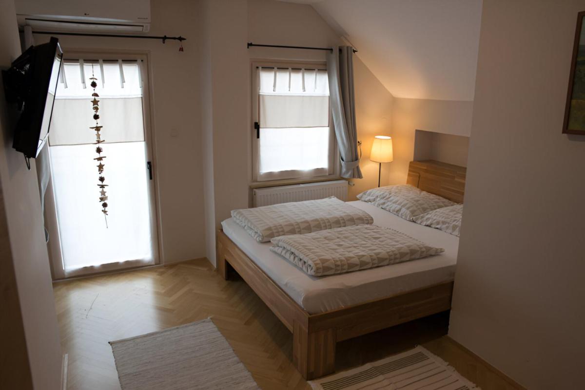 Bed & Breakfast Dvorec - Beer Fountain & Galerija Okusov - Housity