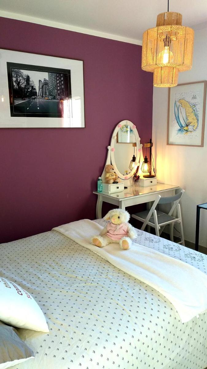 Chambre dans maison, près de la mer, de l'Espagne, des Montagnes - Housity