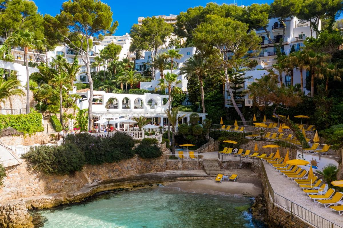 un complejo con piscina, sillas y edificios en Hotel Bon Sol Resort & Spa, en Illetas