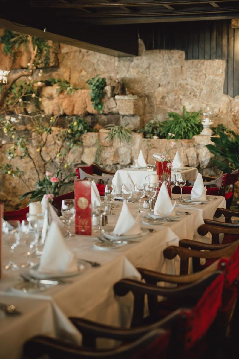 Un restaurante o sitio para comer en Hotel Bon Sol Resort & Spa
