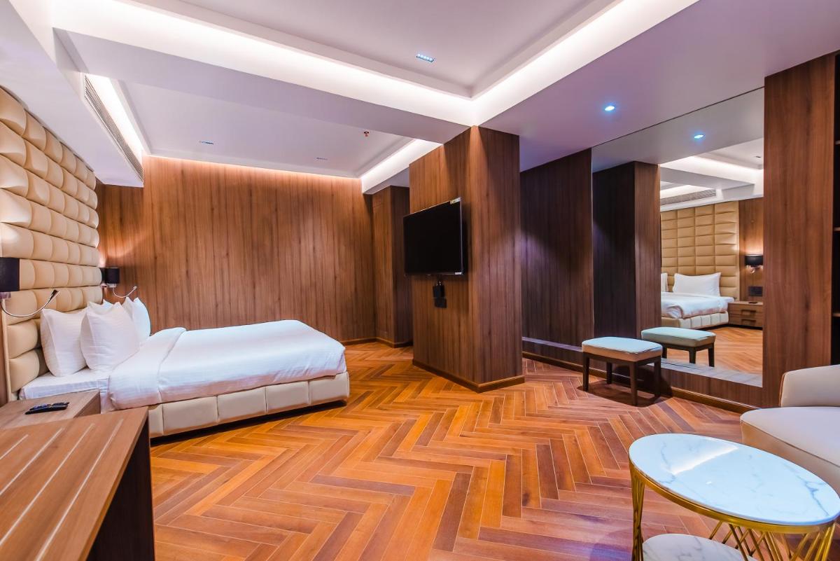 Grand Dhillon Hotel - Housity