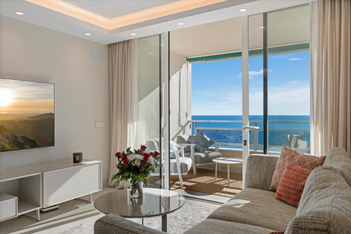 Beach front apartment with pool - Housity