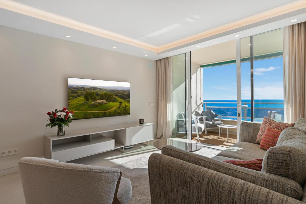 Beach front apartment with pool - Housity