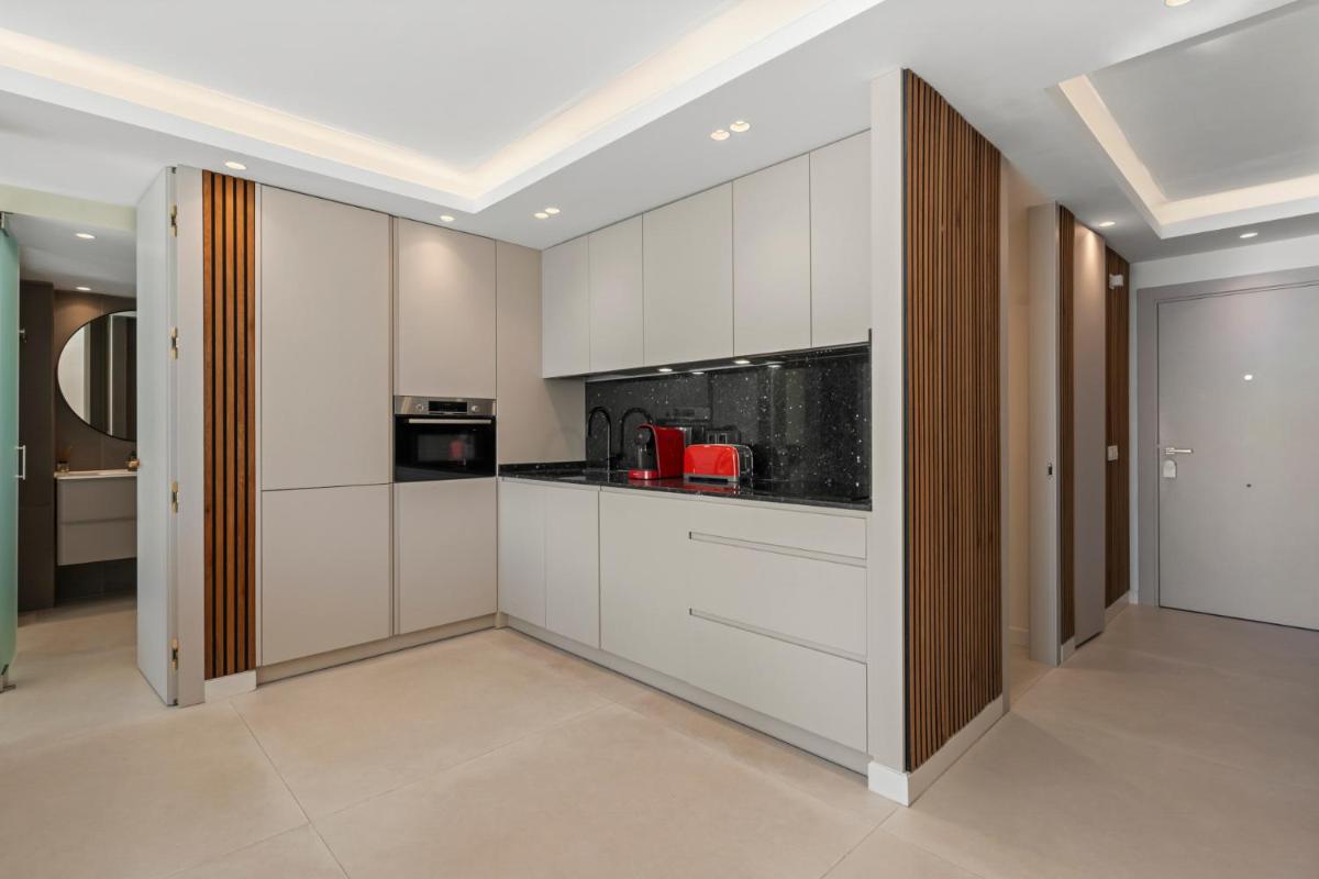 Beach front apartment with pool - Housity