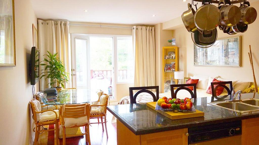 Stunning Rooms in Townhouse across the Beach - Housity