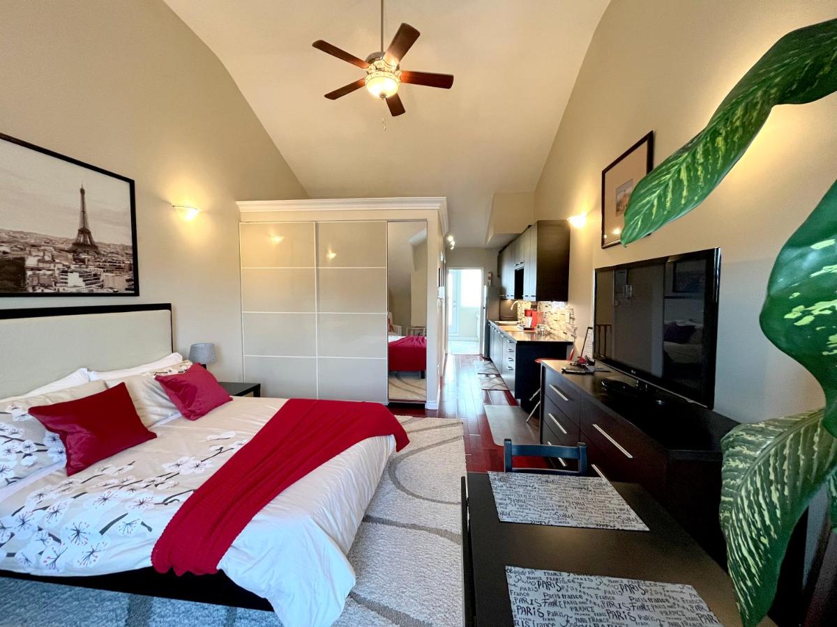 Stunning Rooms in Townhouse across the Beach - Housity
