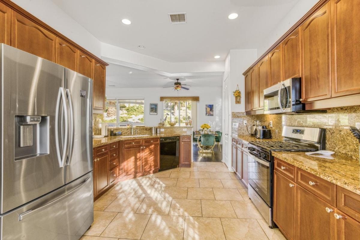 Starry Night Escape - Housity