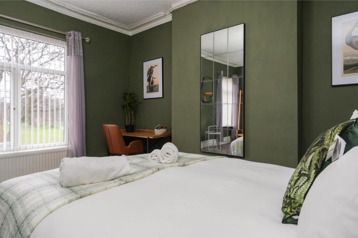 Gallant 4 Bedroom Flat in Salford - Housity