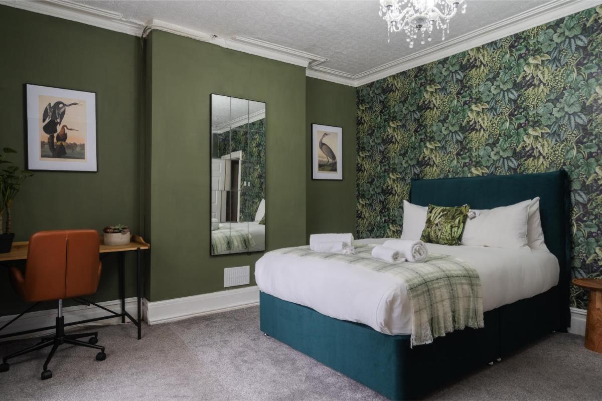 Gallant 4 Bedroom Flat in Salford - Housity