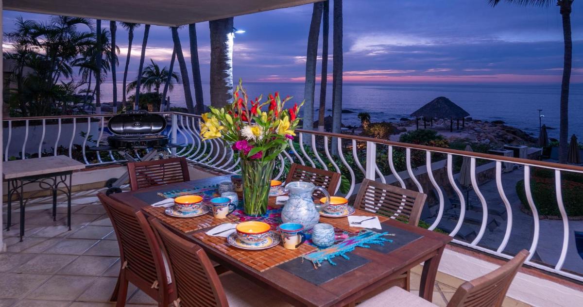 Ocean Front, 3 bedroom, 3 bathroom, Casa Natalia, Playa Esmeralda - Housity