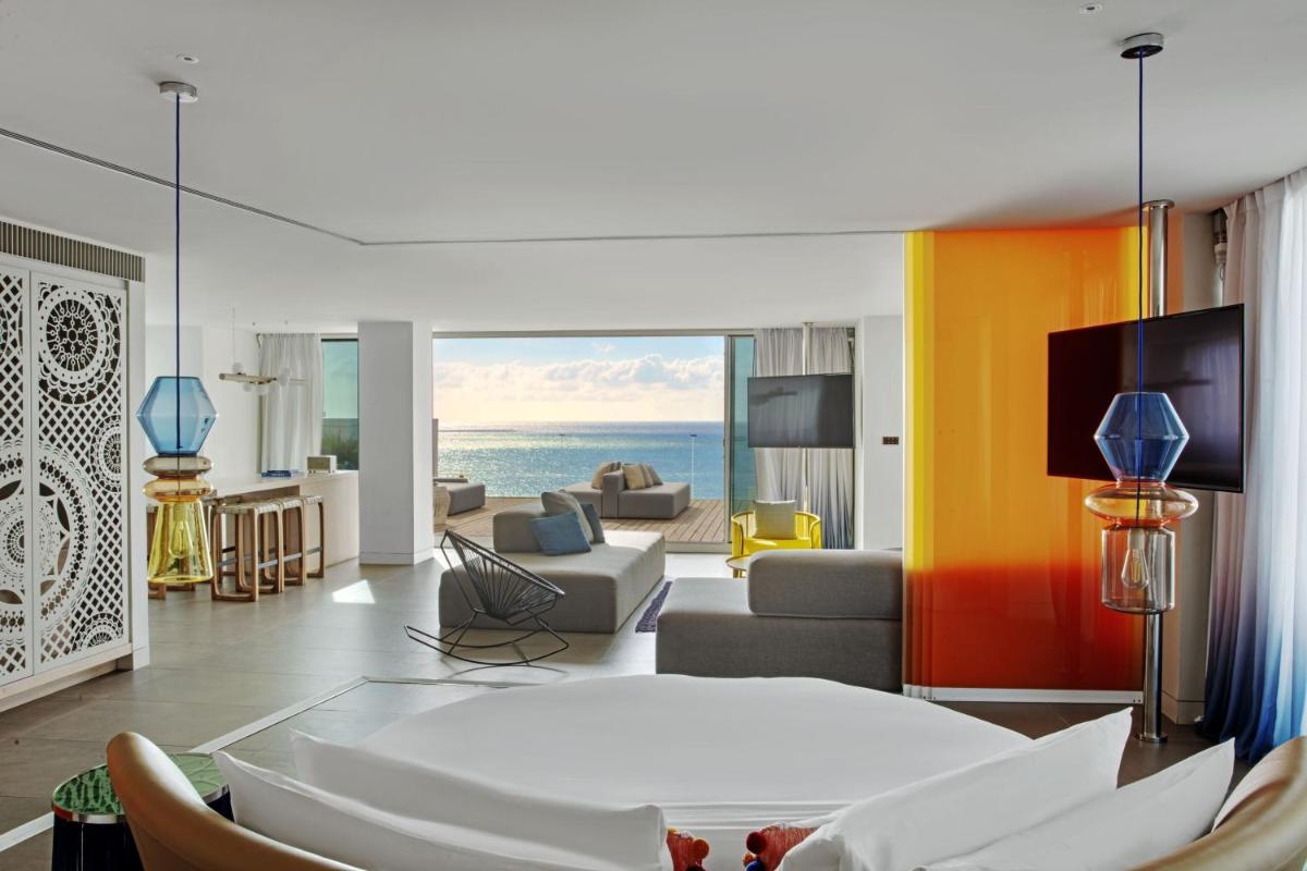 Una televisión o centro de entretenimiento en W Ibiza