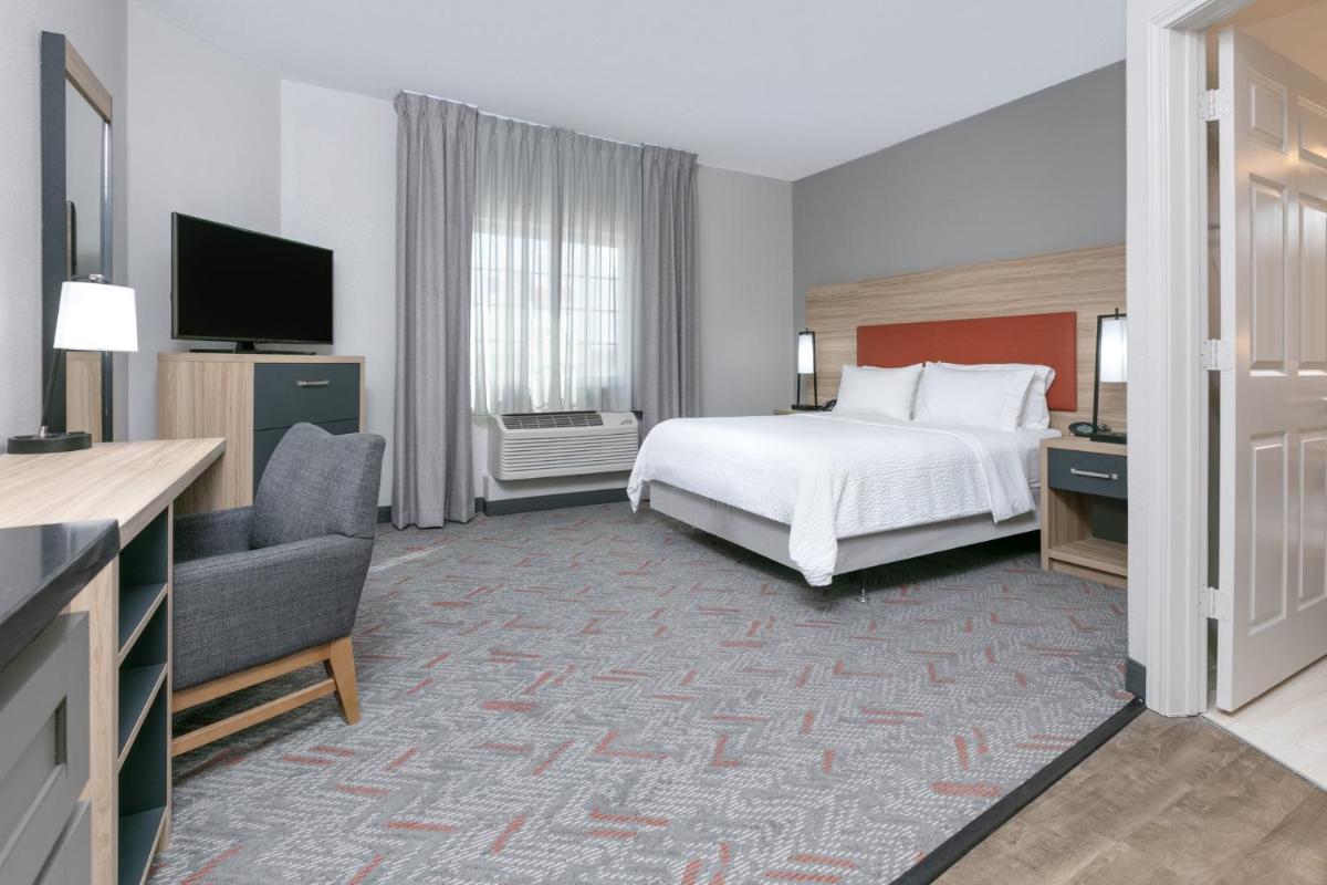 Candlewood Suites Lake Jackson by IHG - Housity