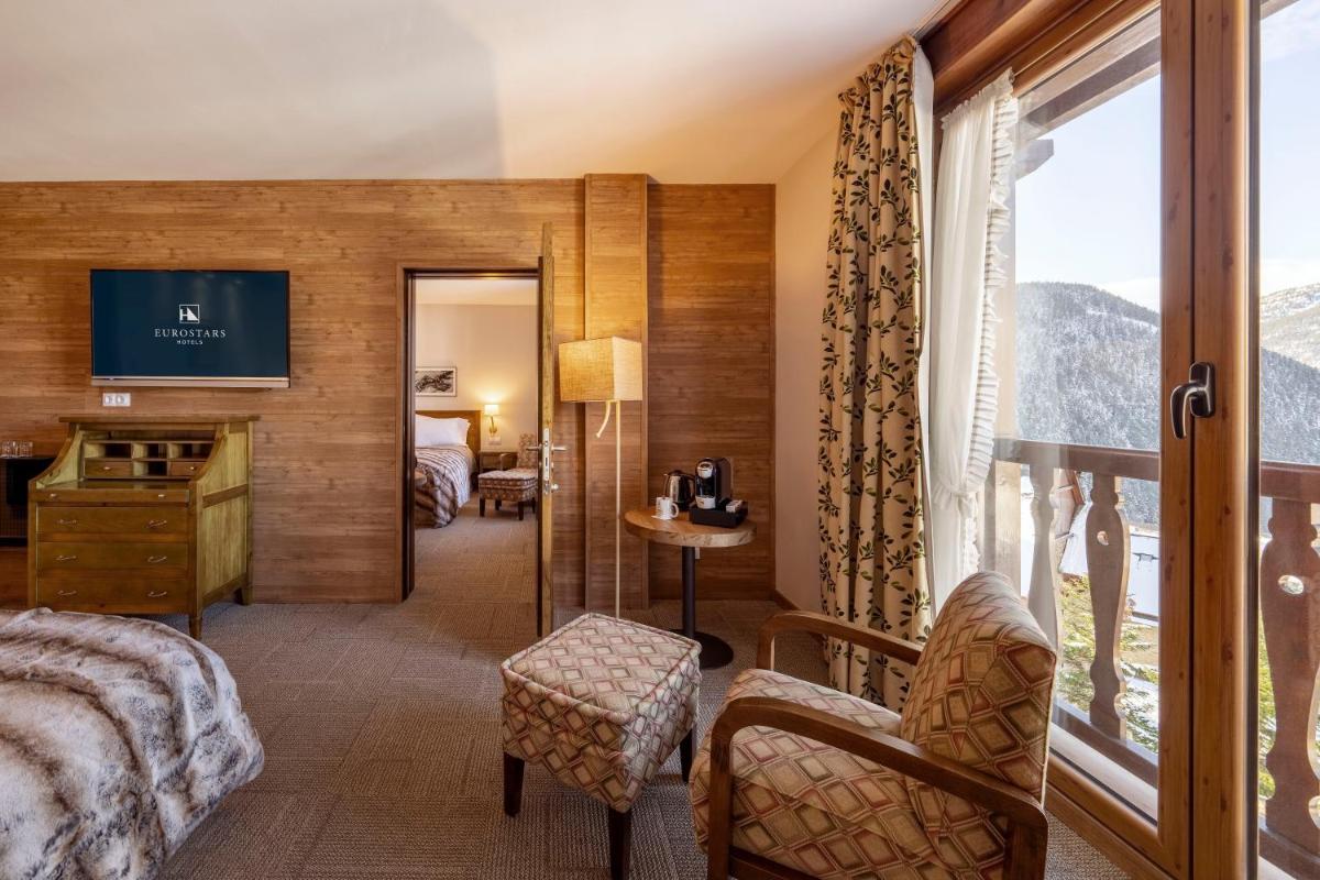 Una habitación de hotel con una cama y una ventana. en Eurostars La Pleta, en Baqueira Beret