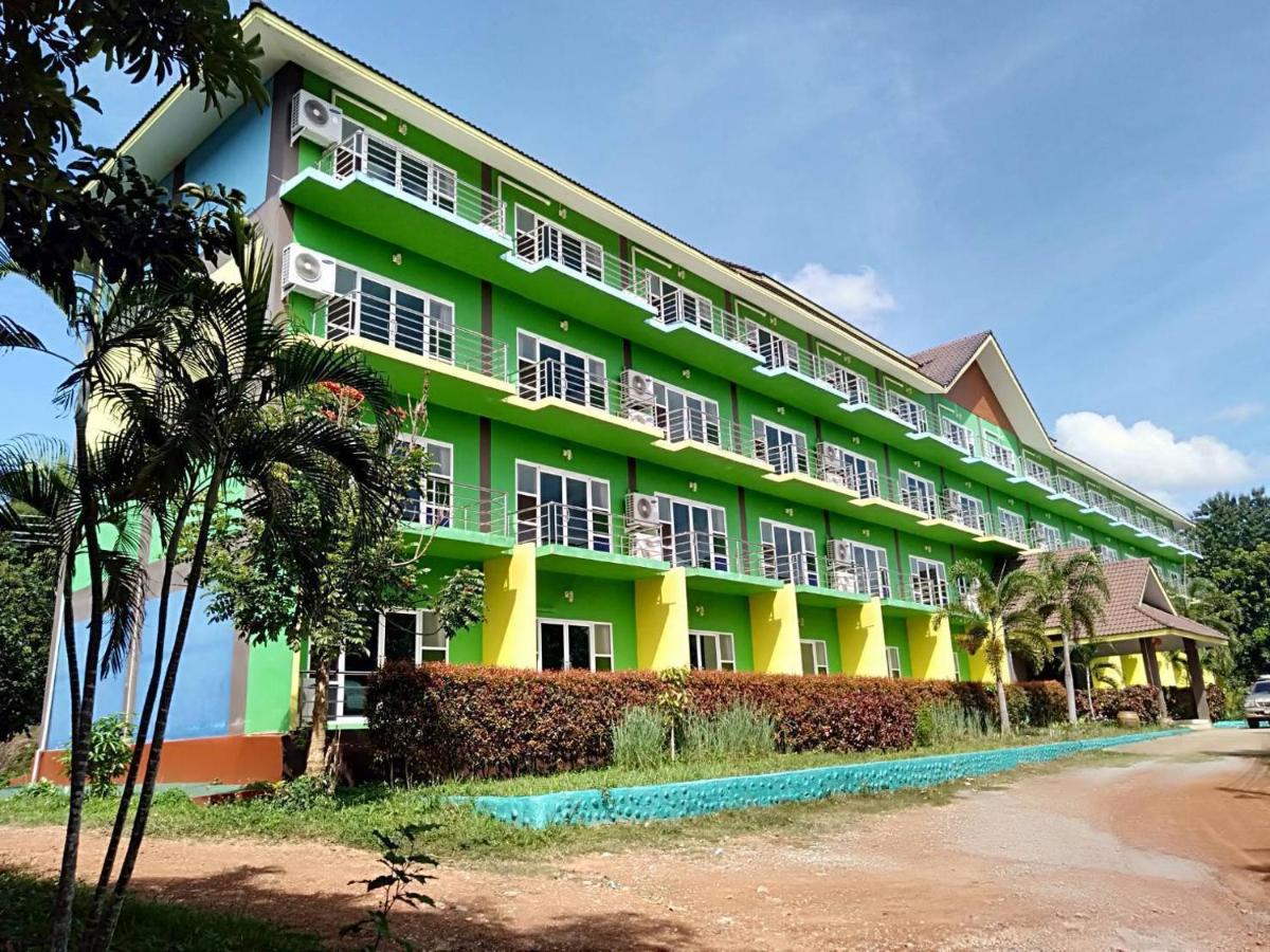 Saensukkho Hotel & Resort - Housity