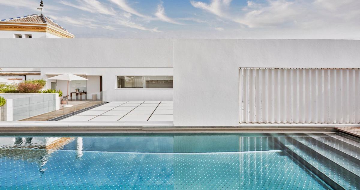 una imagen de una piscina en una casa en Hotel Mercer Sevilla 5 GL, en Sevilla