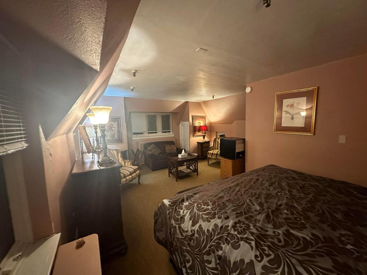The Oaks B&B Hotel and Spiritual Center - Housity