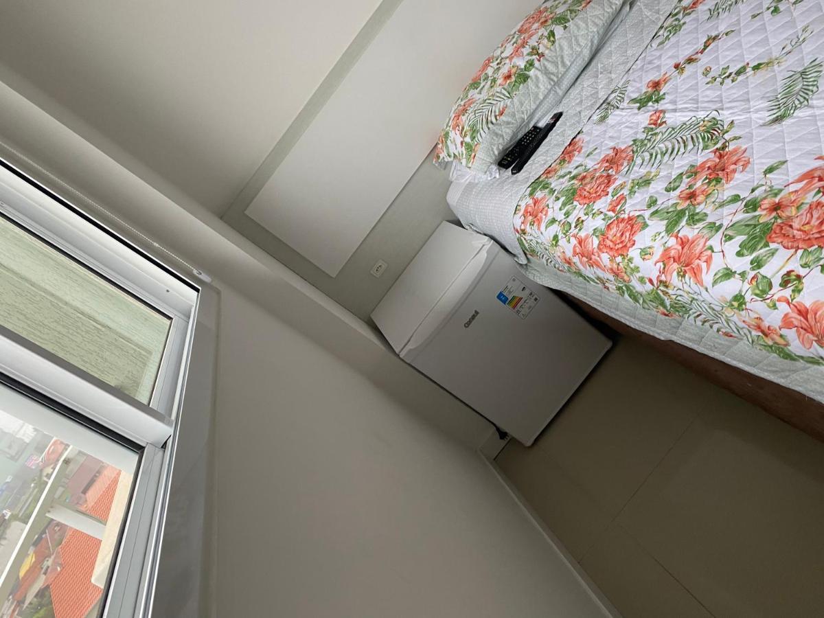 Suíte 1 com cama de casal,em apartamento compartilhado ar condicionado, tv, e Wi-fi -frigobar - Housity