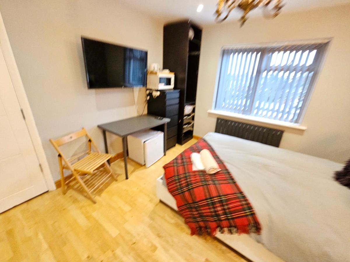 Beautiful family home, Free Parking, 30min Heathrow, 40min Wembley, 60min Central London - Housity