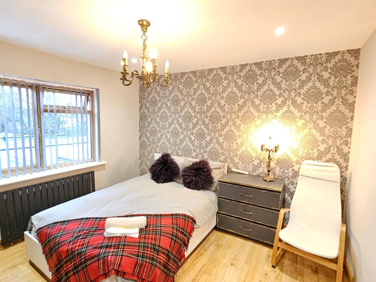 Beautiful family home, Free Parking, 30min Heathrow, 40min Wembley, 60min Central London - Housity