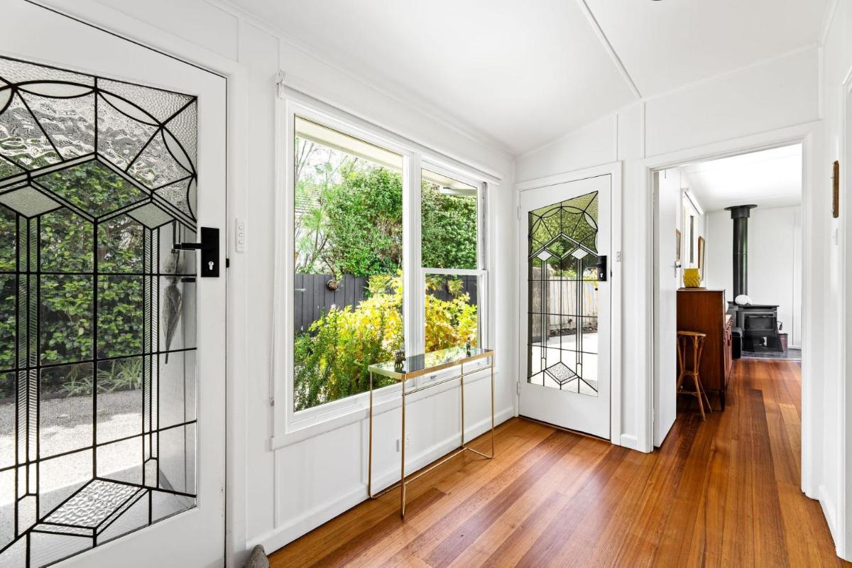 Couples paradise on pier - Housity