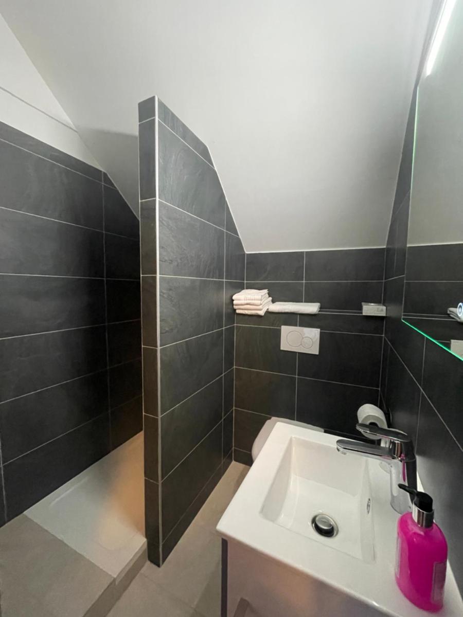 Salle de bains dans l'établissement Hôtel Spa & Restaurant Ô Pervenches